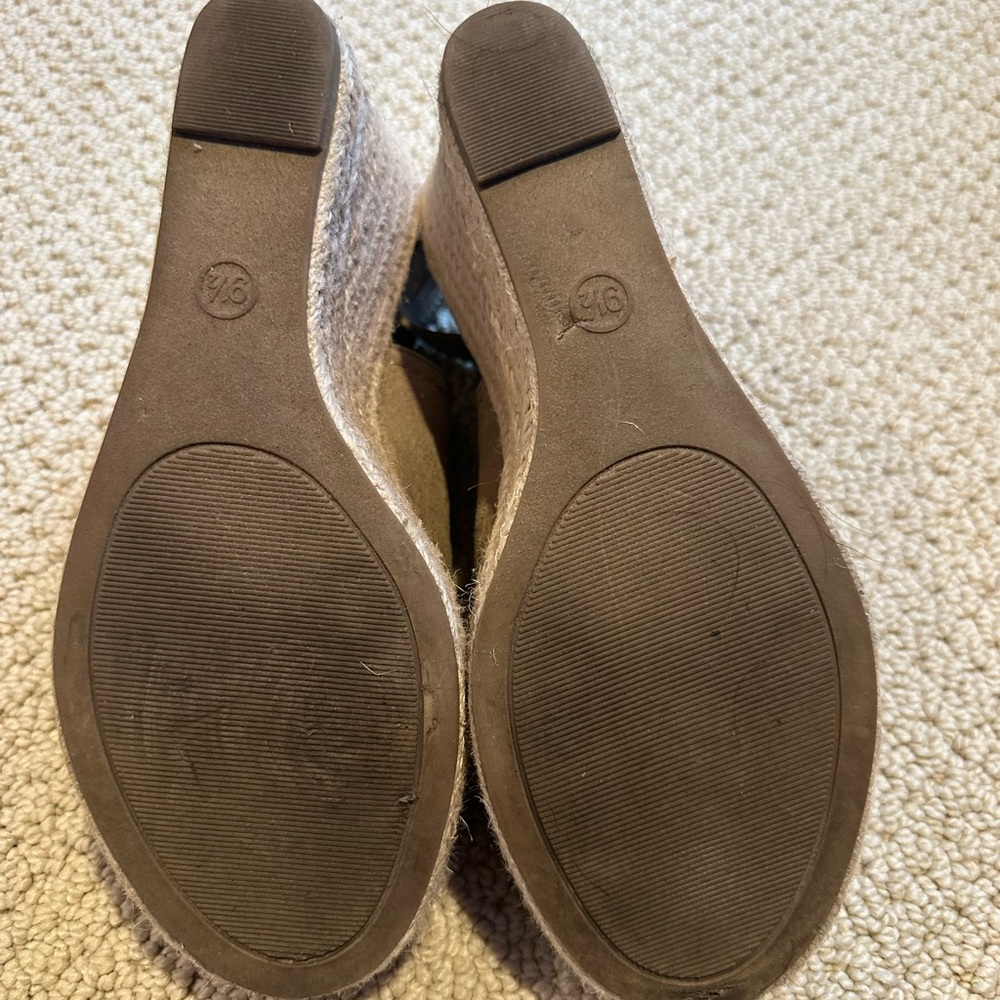 Universal Thread Peep Toe Wedges - Picture 7 of 7